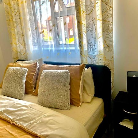 Double Room Bentilee Bucknall  Exterior photo